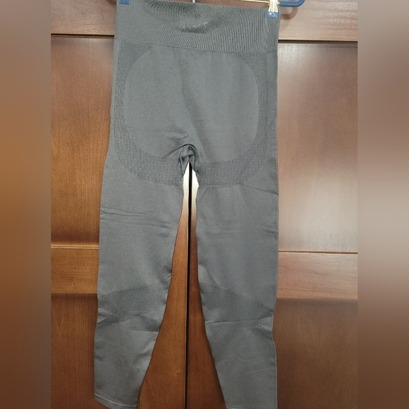 PINK Victoria's Secret Charcoal Leggings - Picture 2 of 3